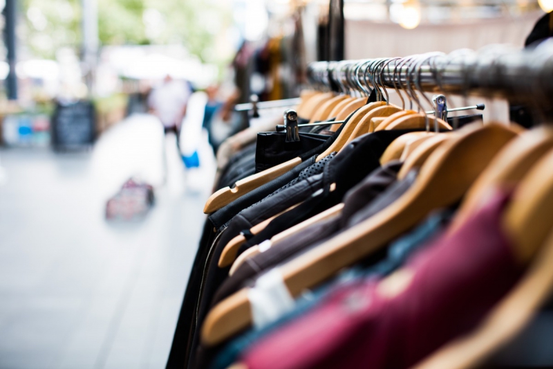 magasin-ROUGIERS-min_blur_close_up_focus_hanger_jacket_market_people_rack-1176303