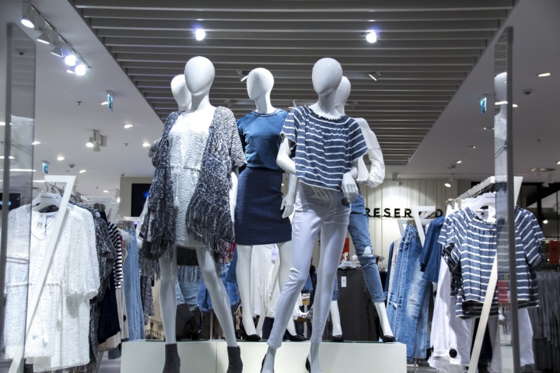 magasin-ROUGIERS-min_shopping_mall_shop_windows_fashionable_clothes_feminine_weakness_the_temptation_slender_women_mannequin_lifestyle-1044785